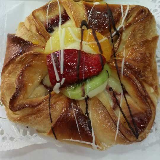 Repostería de hojaldre y fruta fresca